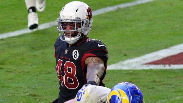 Los Angeles Rams tight end Tyler Higbee (89) catches a touchdown pass against Arizona Cardinals linebacker Isaiah Simmons (48) during the first half at State Farm Stadium.